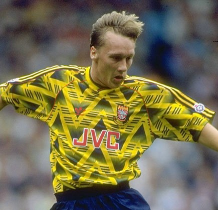 Arsenal - 1996: Vẫn giữ được chút gì đó mạnh mẽ của áo đấu thể thao, nhưng vì đưa quá nhiều họa tiết lẫn màu lòe loẹt, chiếc áo năm 1996 của Arsenal đã bị chỉ trích rất nhiều, dẫn tới doanh số bán áo sụt giảm.